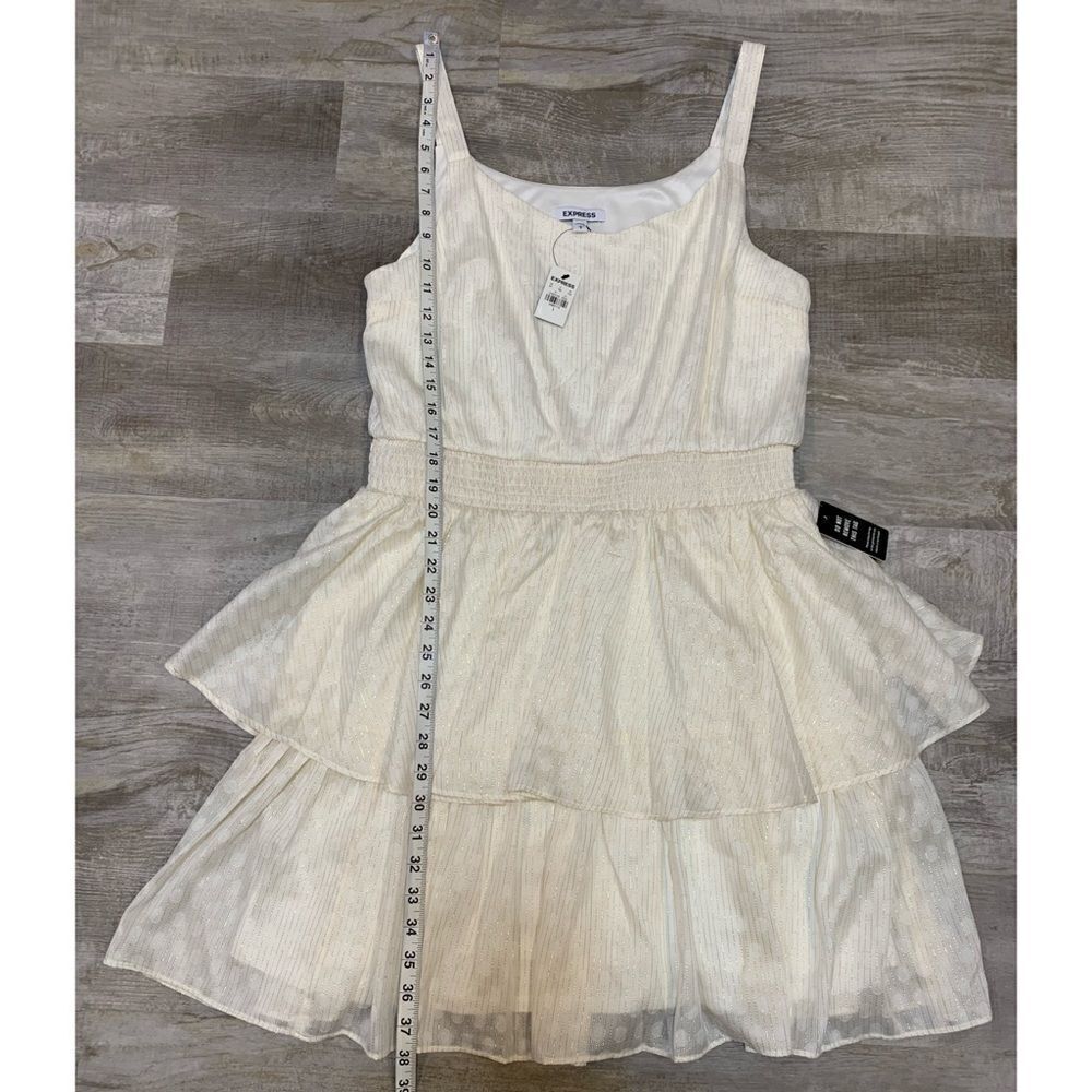 Express Short Cream w/Metallic Detail Nwt - Picture 4 of 11